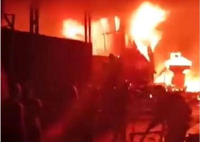 Diyarbakır’da Geri Dönüşüm Tesisi Küllerine Döndü: Sur’da Gece Yarısı Panik