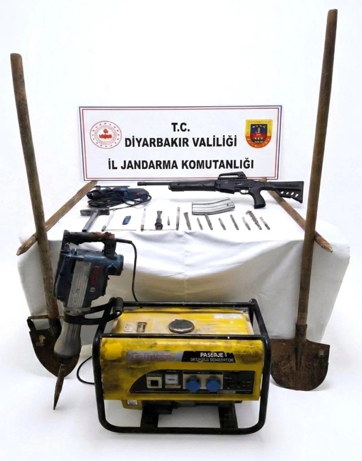 Hazro’da "Define Avı" Kabusa Dönüştü: Kaçak Kazı Yapan 5 Kişi Suçüstü Yakalandı