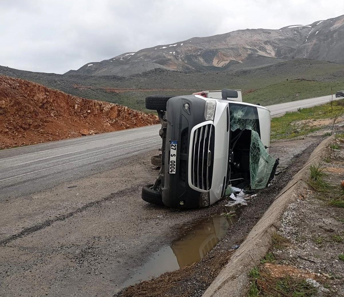  Taziye Yolunda Can Pazarı: Malatya'da Minibüs Karşı Şeride Geçip Devrildi!