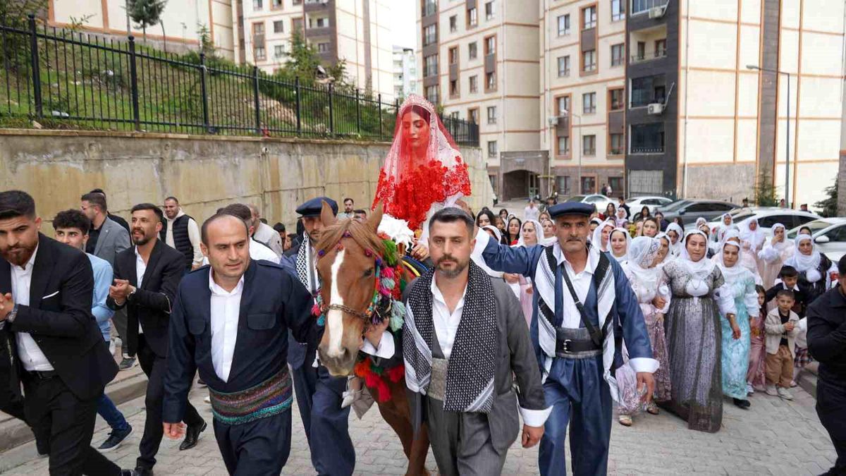 Şırnak’ta Zaman Durdu: At Sırtında Gelin Alayı ve Asırlık Gelenekler!
