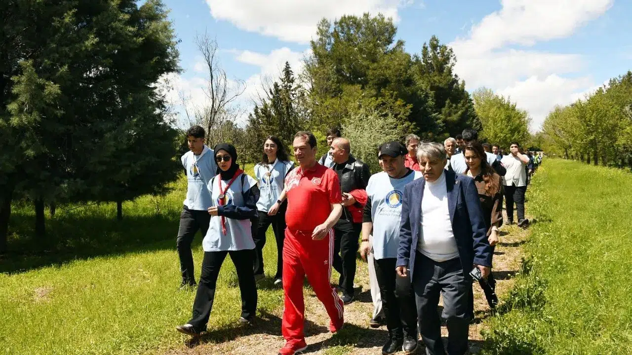 Kampüste "Rektör" Temposu: Prof. Dr. Kamuran Eronat Stiliyle Ezber Bozdu!
