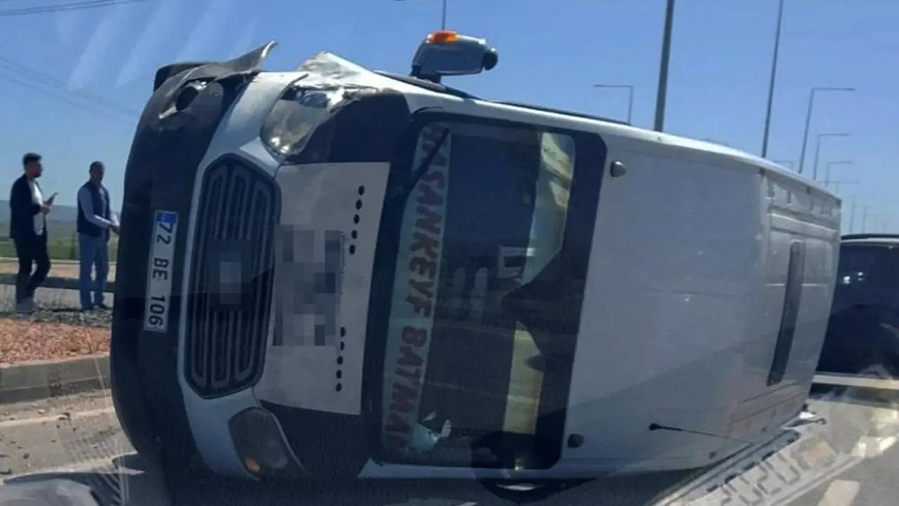 Batman-Hasankeyf Yolunda Korkutan Çarpışma: Minibüs ve Otomobil Birbirine Girdi
