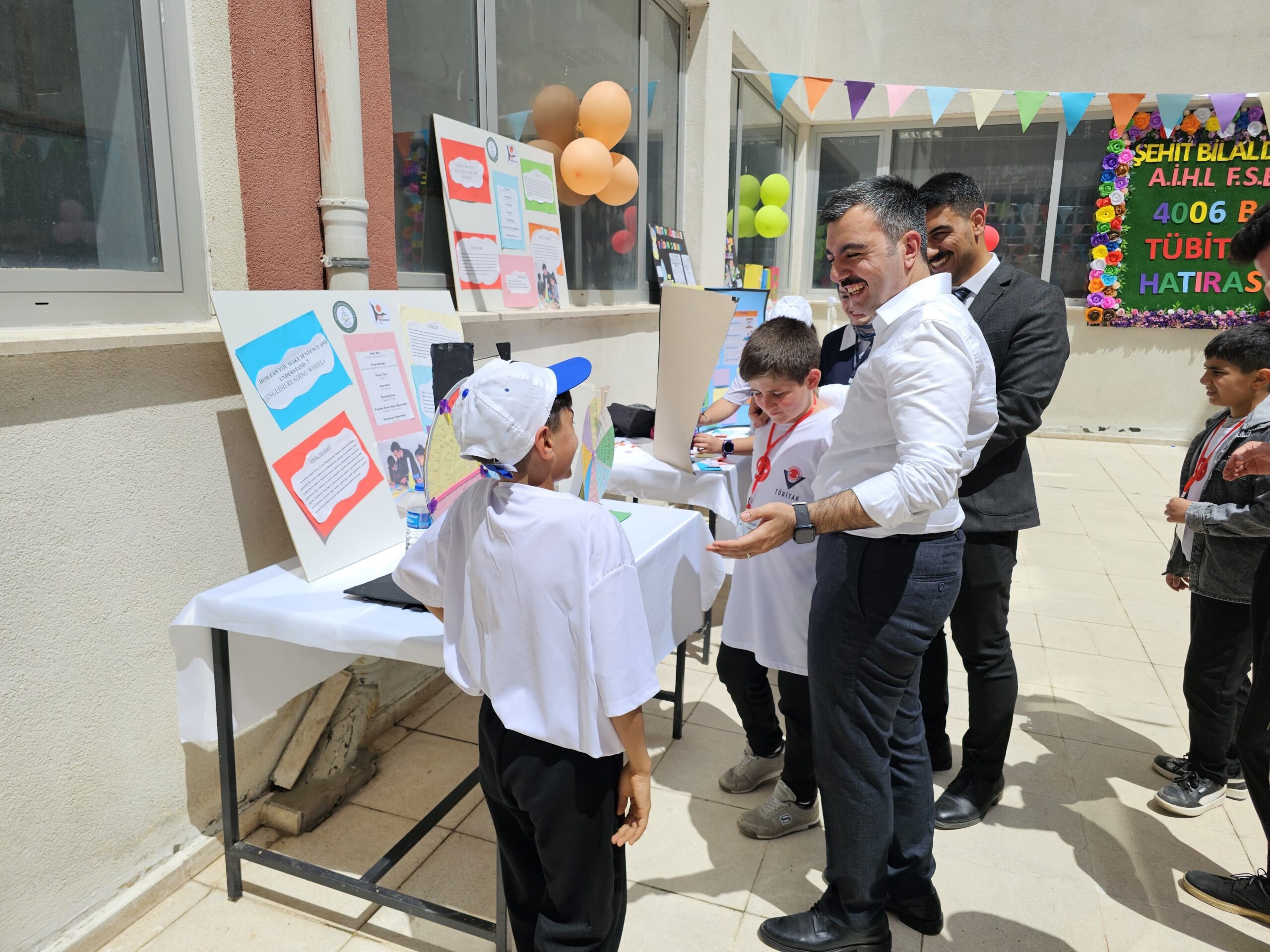  Dicle’de Genç Beyinler Yarışıyor: TÜBİTAK Bilim Fuarı Kapılarını Açtı!