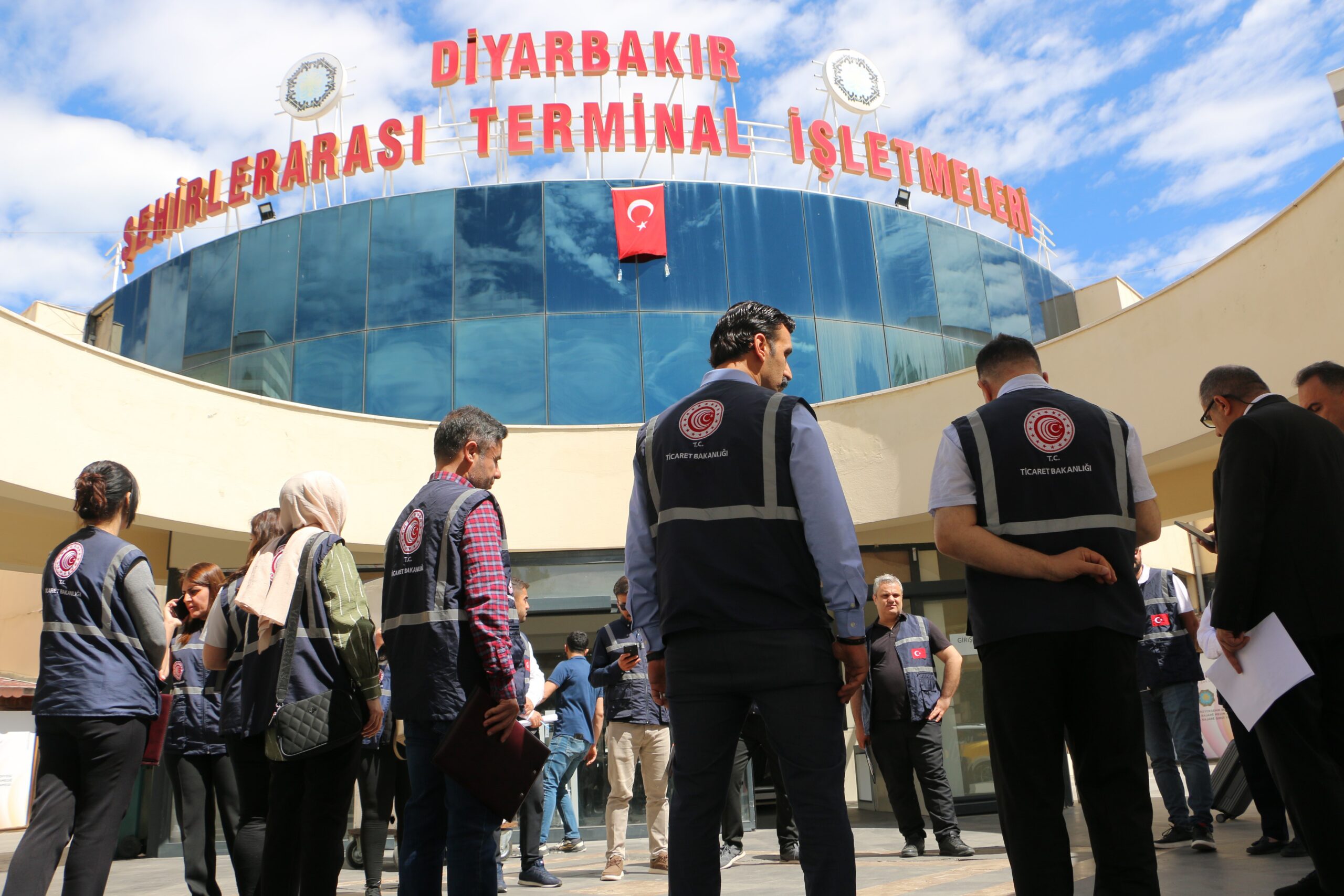 Otogarda Bayram Öncesi "Fahiş Fiyat" Kıskacı: Bilet Satışlarına Sıkı Takip!