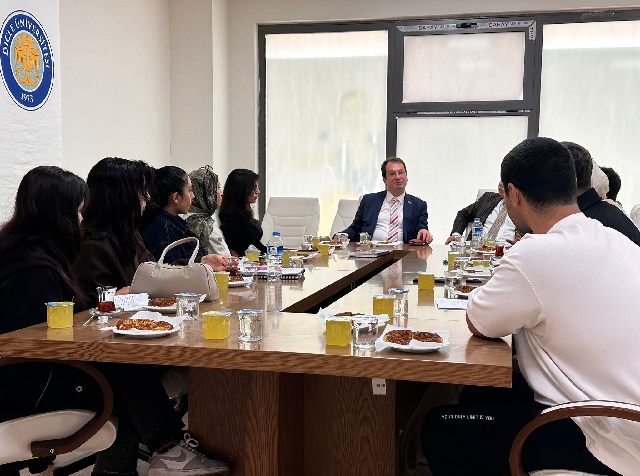 Rektör Eronat’tan Edebiyat Öğrencilerine Tavsiye: "Öğrencilik Notlarımı Hâlâ Kullanıyorum"