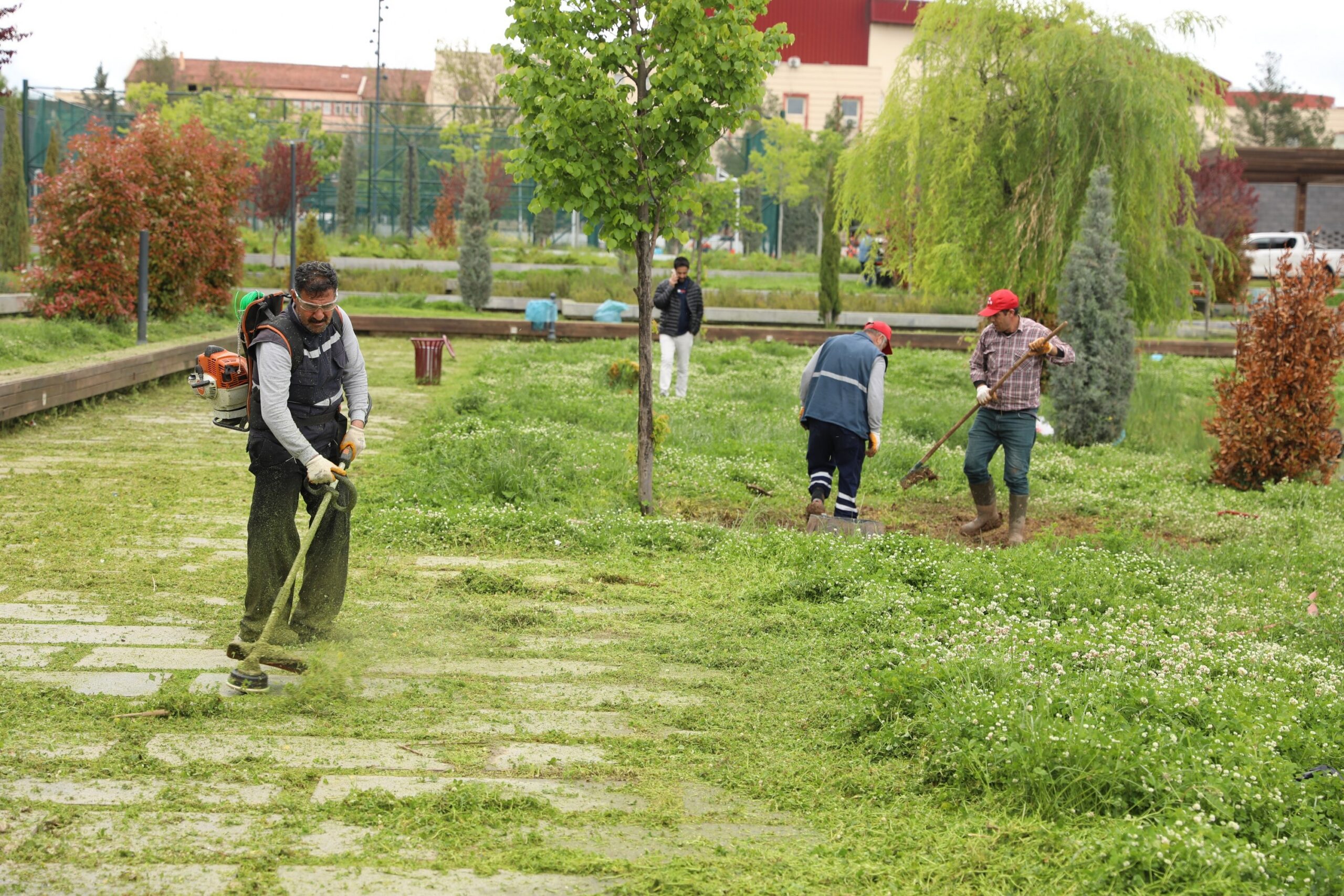 Diyarbakır’ın "Yeşil Vahalara" Yaz Dokunuşu: Parklarda Büyük Seferberlik!