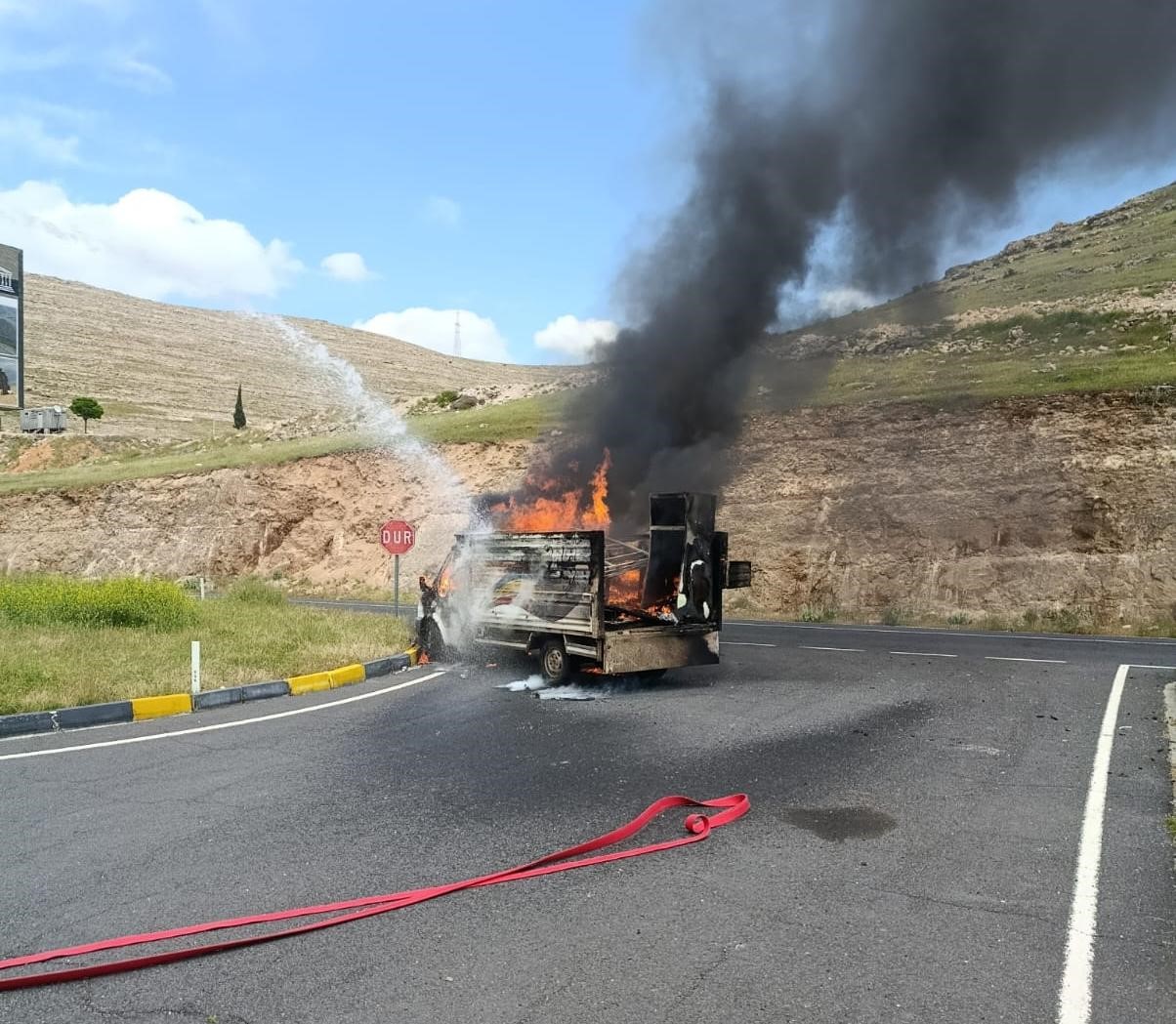 Diyarbakır Yolunda Korku Dolu Anlar: Ev Taşıyan Kamyonet Alev Topuna Döndü!