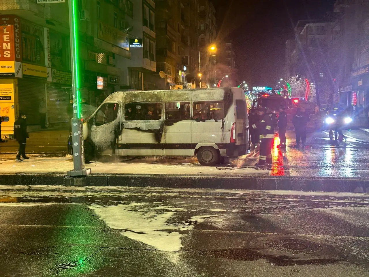 Seyir Halindeki Yolcu Minibüsü Alev Topuna Döndü: Facianın Eşiğinden Dönüldü!