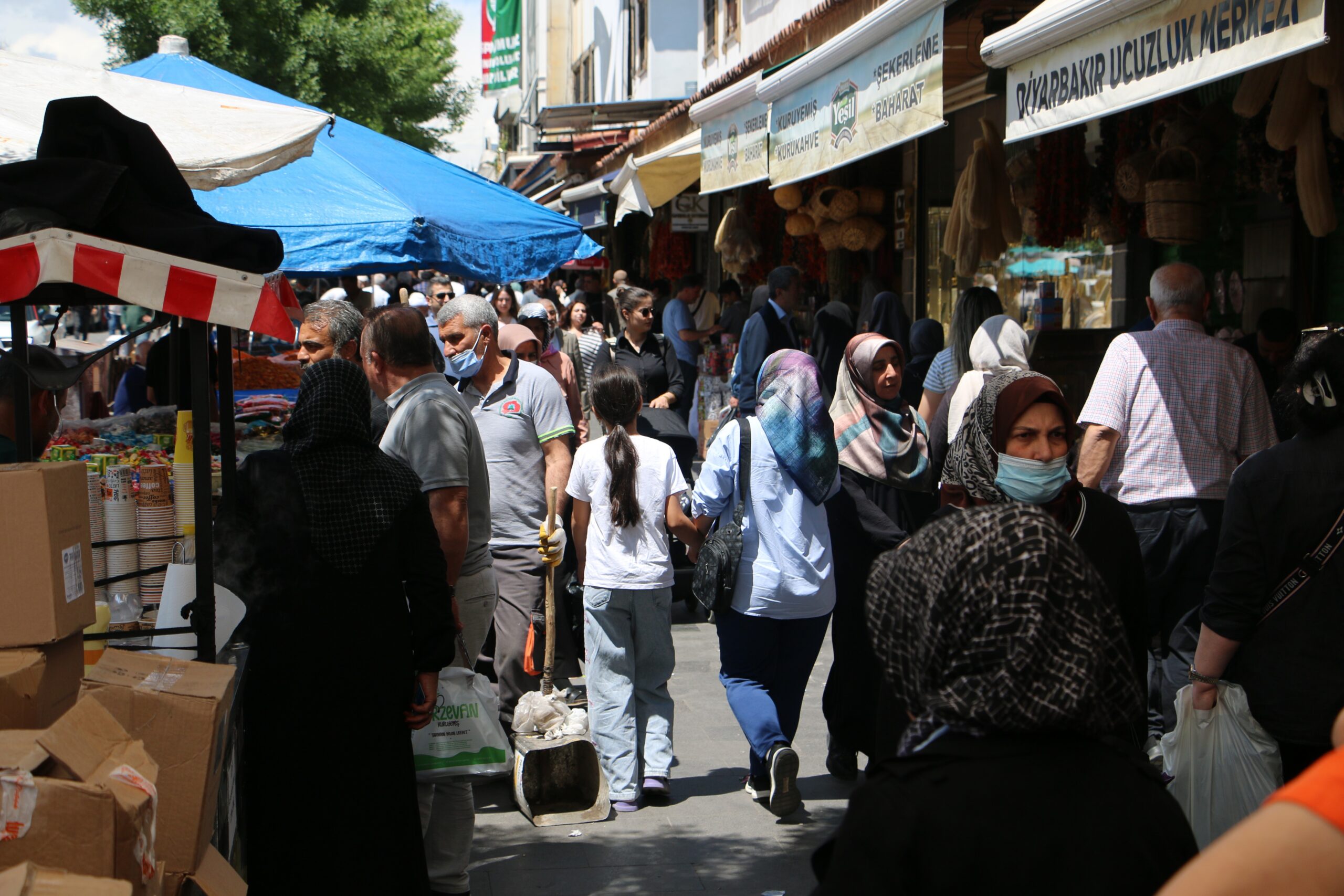 Sur’da Bayram Bereketi: Tarihi Çarşı Rengarenk Tezgâhlarla Gelecek Yoğunluğu Bekliyor!