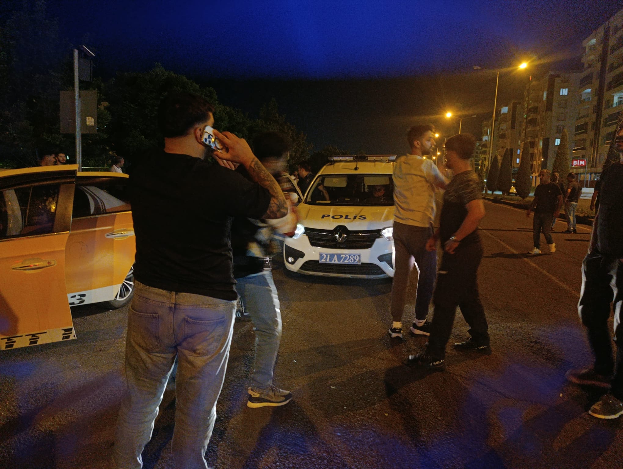 Bağlar’da Hareketli Dakikalar: Aracında Ağır Yaralanan Genç Taksici Yaşam Mücadelesi Veriyor