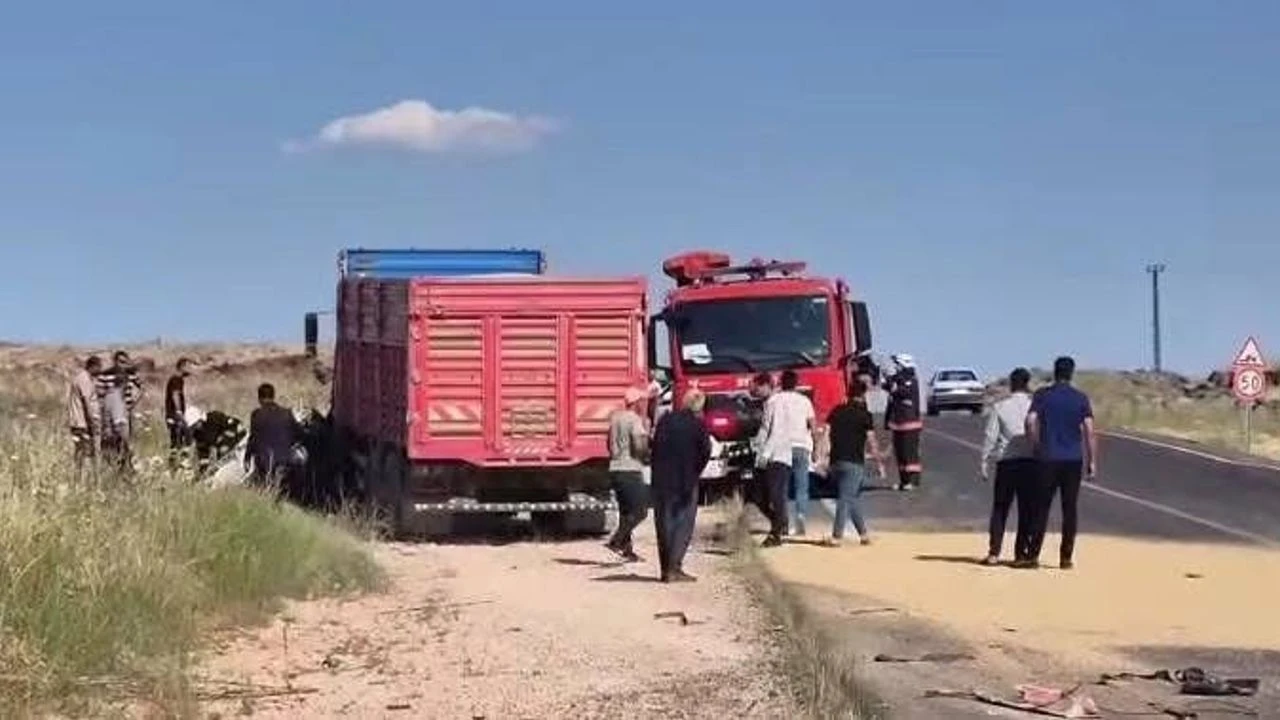 Karayolunda Korkunç Kesişme: Otomobil Demir Yığınına Döndü