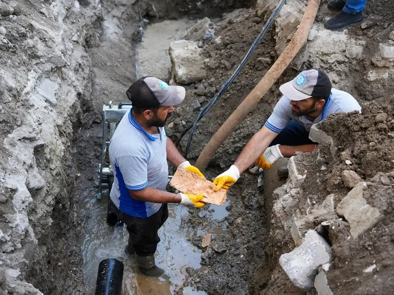Silvan’da Şebekeden "Taş" Çıktı: DİSKİ Ekiplerini Bile Şaşırtan Mineral Yoğunluğu