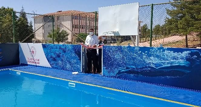 Dicle Kaymakamı Mustafa Atış, Yüzme Kursundaki Miniklerle Bir Araya Geldi