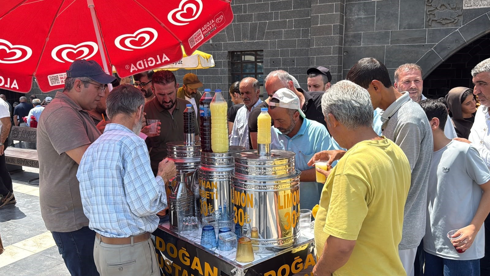 Diyarbakır’da Cuma Namazı Sonrası Serinleten Dayanışma: Bardak Bardak İkram Geleneği Sürüyor
