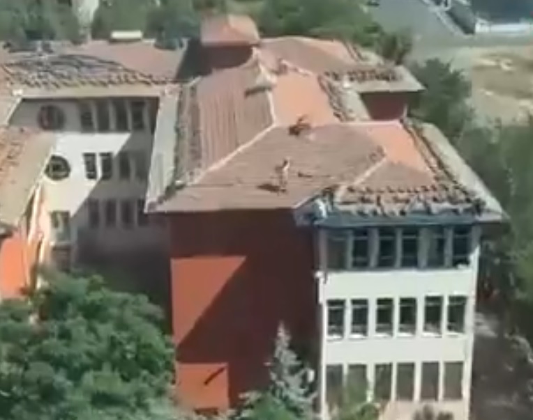 Diyarbakır’da Çatıda Metrelerce Yükseklikte Tehlikeli Dans: Canlarını Hiçe Saydılar!